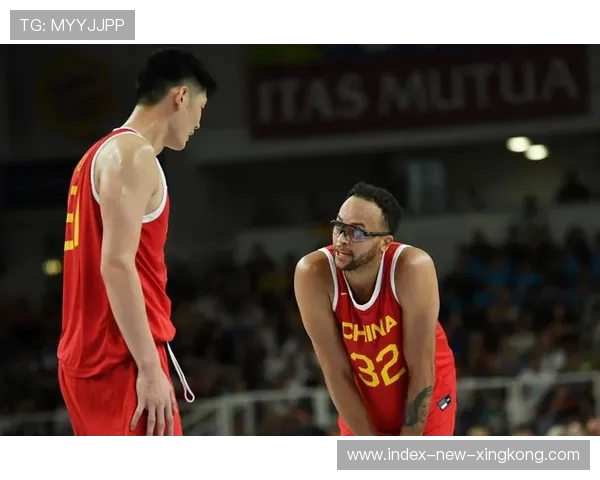 布朗被球迷公开点名:教练若敢不放哈特就要被“教训”! 布朗被球迷公开点名:教练若敢不放哈特就要被“教训”!