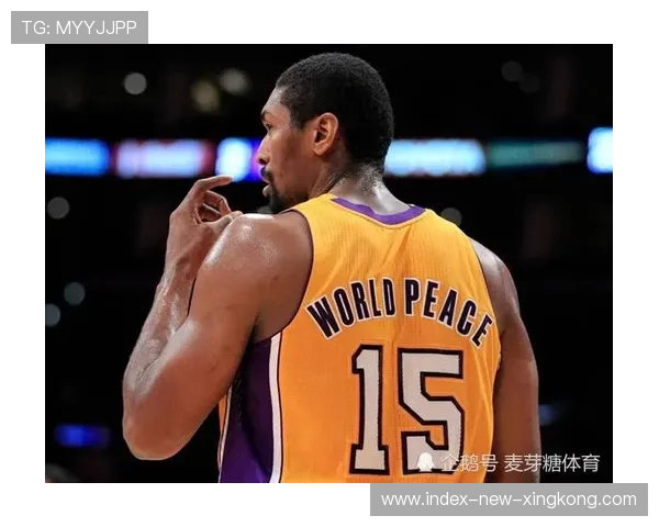 字母哥为慈善义卖签名球鞋,义举获赞无数 字母哥为慈善义卖签名球鞋,义举获赞无数