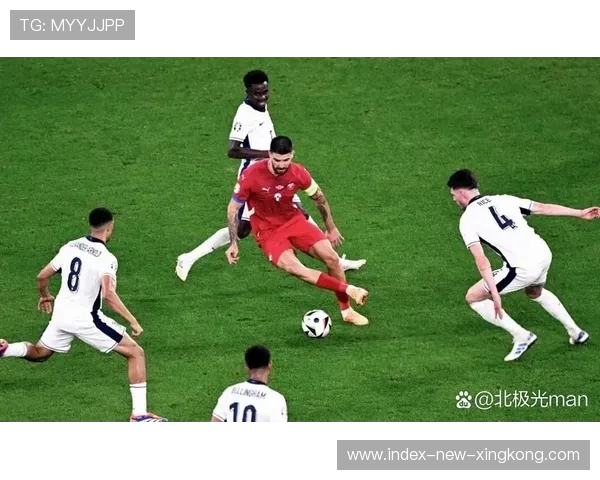 足球中场四连传打穿防线:掌控比赛的秘密武器 足球中场四连传打穿防线:掌控比赛的秘密武器