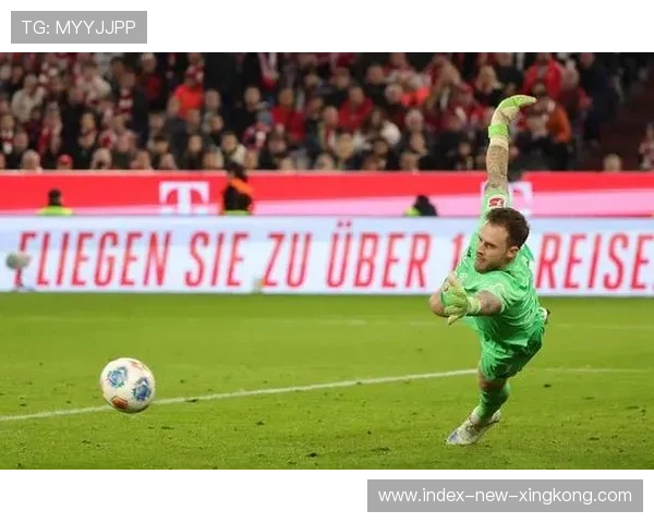 德甲拜仁禁区内组织出色，头球机会频繁出现