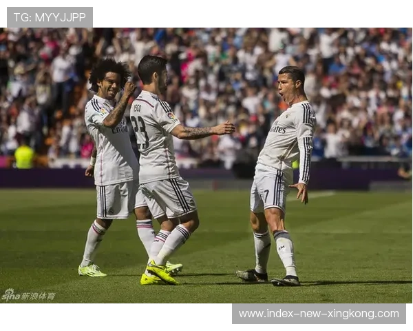 皇马的侧翼插上直接形成了多个破门机会