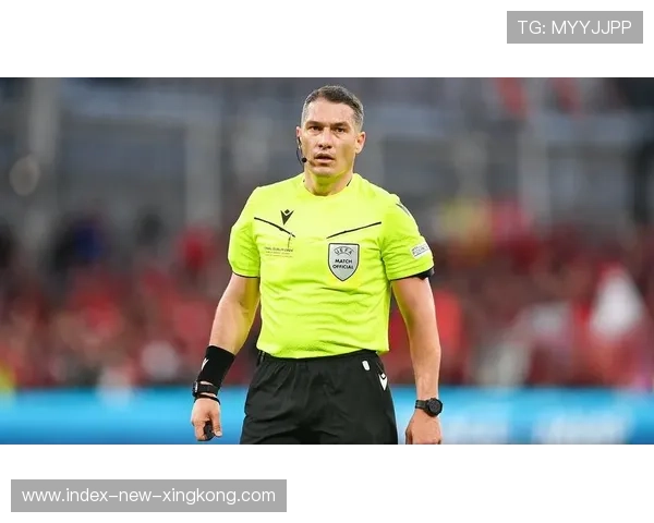 足球史罕见!主裁判被球砸倒无法继续比赛 足球史罕见!主裁判被球砸倒无法继续比赛