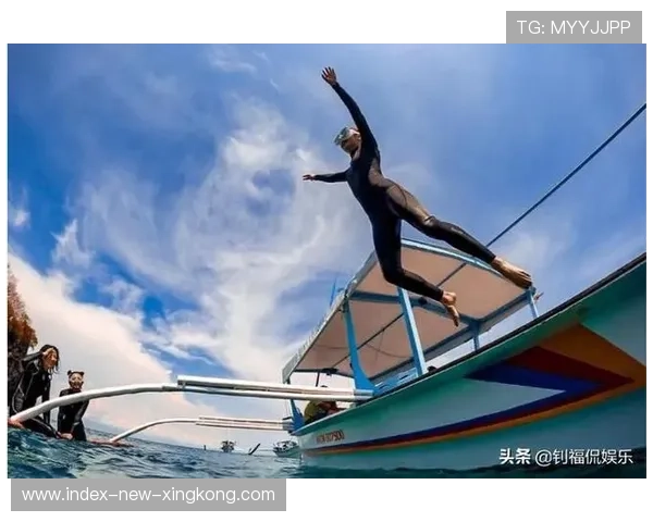 冲浪选手挑战巨浪失败,冲上岸后对镜头比耶 冲浪选手挑战巨浪失败,冲上岸后对镜头比耶